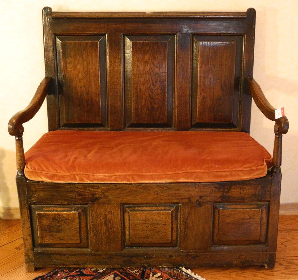 18th century oak settle. (1 of 6)