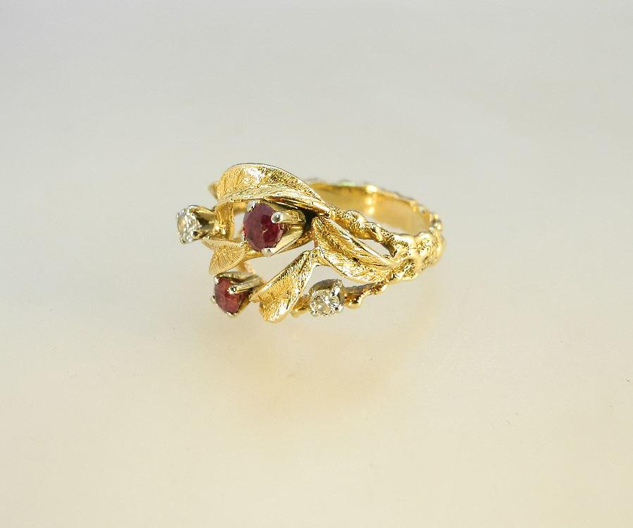 Gold-tone Garnet & Diamond Ring. size 7 3/4,6 1/2 grams: Gold-tone Garnet & Diamond Ring. size 7 3/4,6 1/2 grams