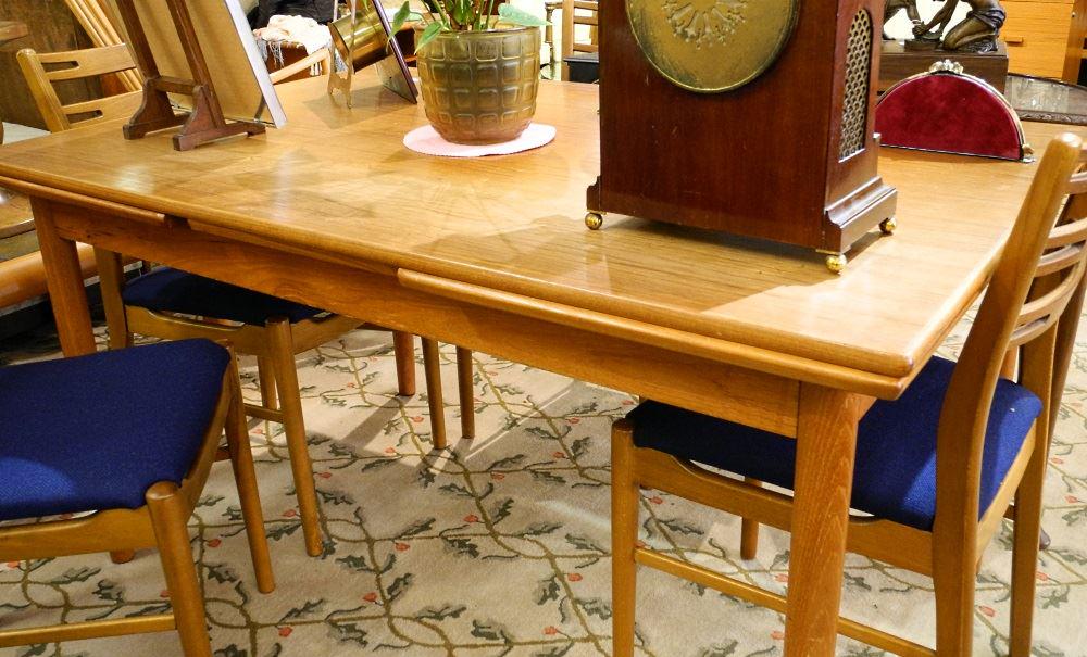 Danish Modern Style Teak Draw Leaf Dining Table. (1 of 3)