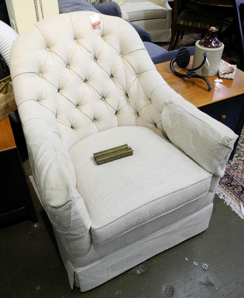 Button tufted swivel armchair.: Button tufted swivel armchair.