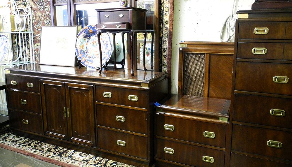 Kroehler Cherry Wood Bedroom Suite.: Kroehler Cherry Wood Bedroom Suite.