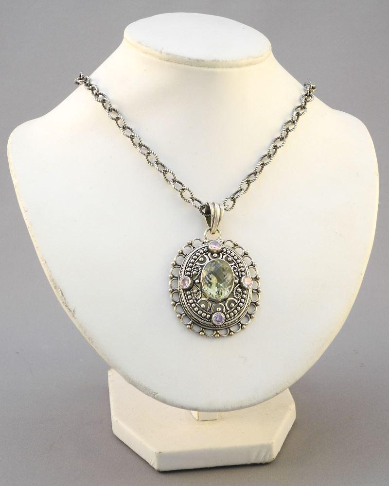 Silver .925 & 25Ct Peridot Pendant on Chain.: Silver .925 & 25Ct Peridot Pendant on Chain.