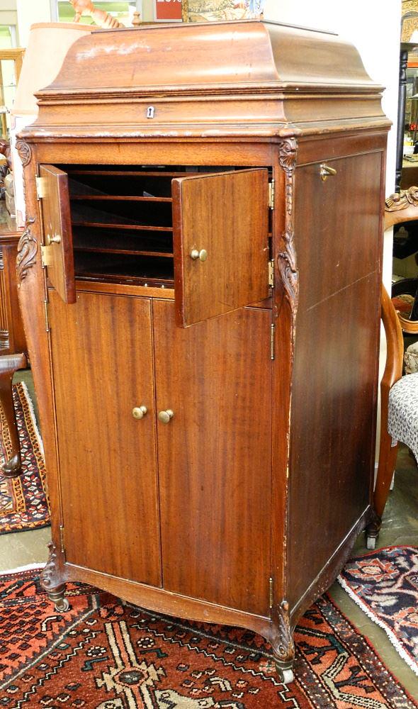 Victrola Mahogany Cased Gramophone with Records.: Victrola Mahogany Cased Gramophone with Records.