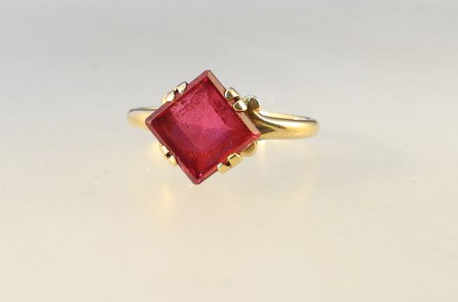 10K Gold Ring with a Square Cut Red Spinel, 0.07ozt.: 10K Gold Ring with a Square Cut Red Spinel, 0.07ozt.
