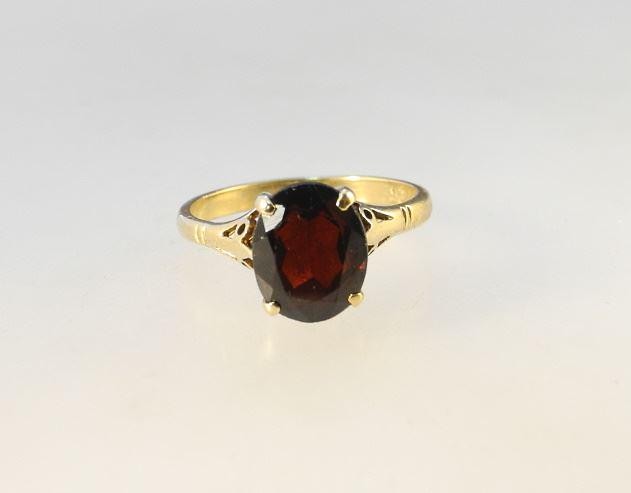 10K Gold & Almandine Garnet Ring, 0.08ozt.: 10K Gold & Almandine Garnet Ring, 0.08ozt.