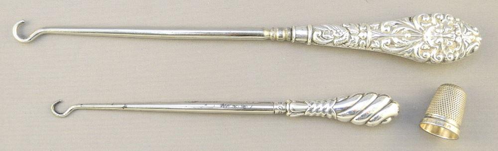 Hallmarked Silver Button Hooks & Thimble, longest 8 (1 of 3)