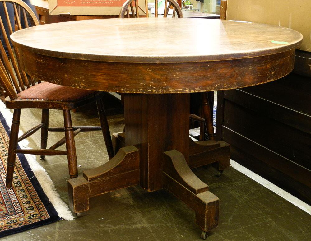 Oak Mission Style Dining Table. (1 of 2)