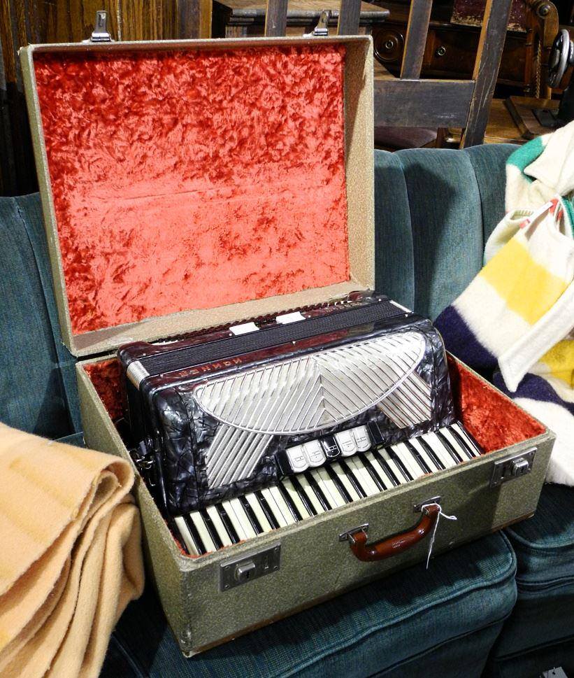 Vintage Hohner Verdi III Accordion in Case, 23 1/4" (1 of 3)