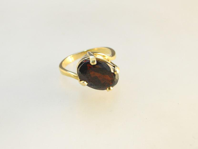 18K Yellow Gold & Natural Garnet Ring.: 18K Yellow Gold & Natural Garnet Ring.