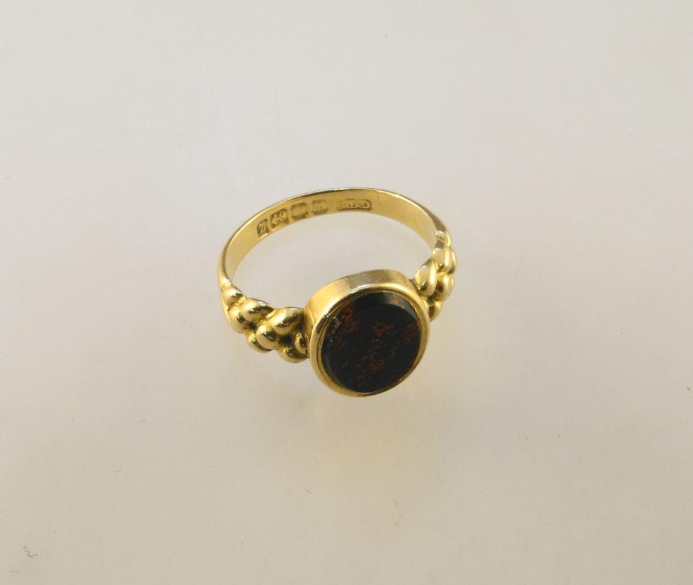 Hallmarked 18K & Bloodstone Ring, TW: 3.89 grams, size (1 of 3)