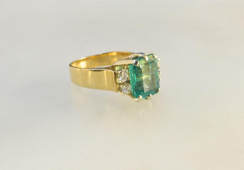 18K Yellow Gold 2.85Ct Emerald & Diamond Ring. (1 of 6)