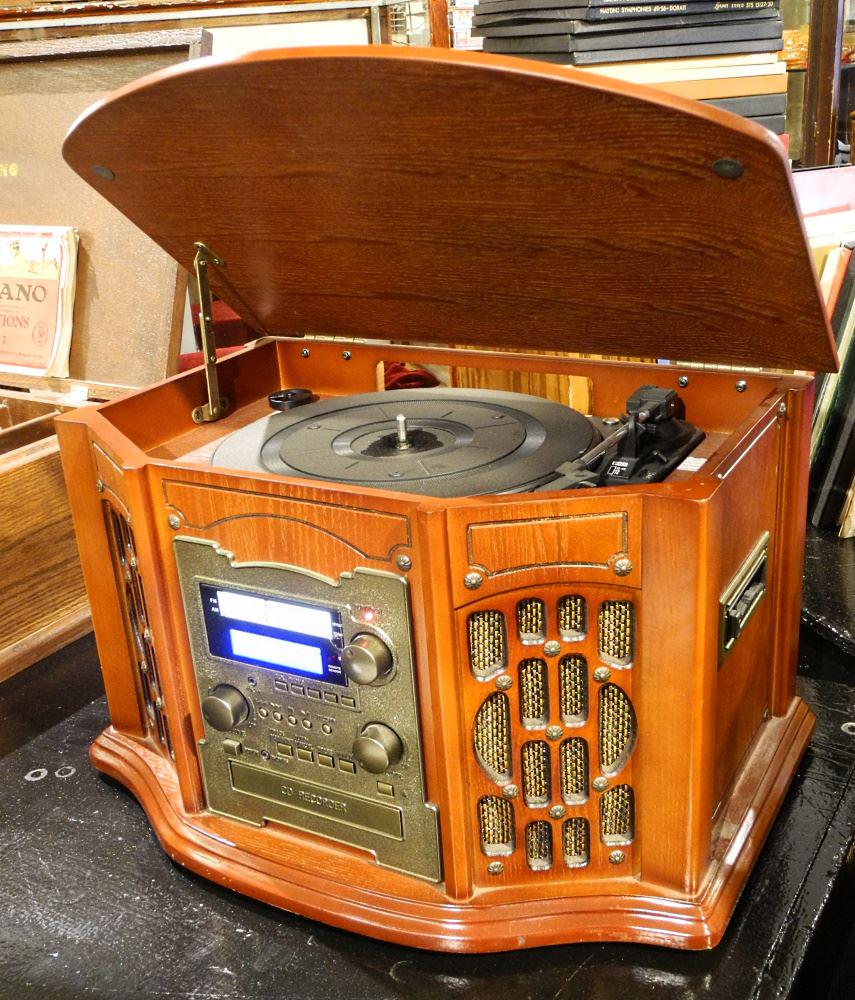 Retro Turn Table / Radio / CD Player. (1 of 1)