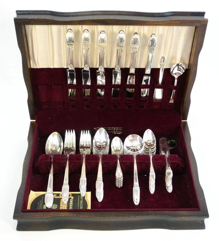 Rogers Silver Plate Flatware Service in Canteen. (1 of 5)