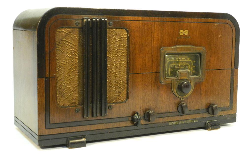 RCA Victor Walnut Cased Radio, 20 3/4" wide.: RCA Victor Walnut Cased Radio, 20 3/4" wide.