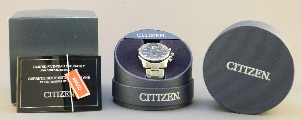 Citizen Eco Drive WR 100 Wristwatch with Case, crystal: Citizen Eco Drive WR 100 Wristwatch with Case, crystal scratched.