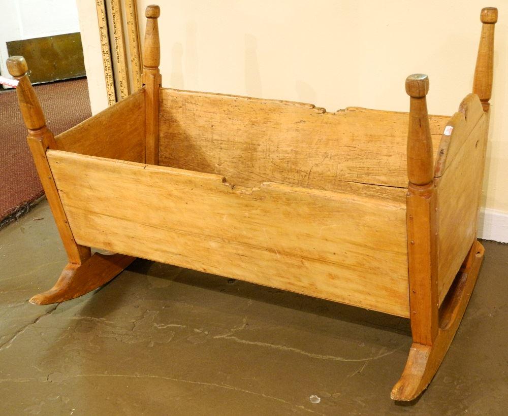 Canadiana Pine Cradle. (1 of 1)