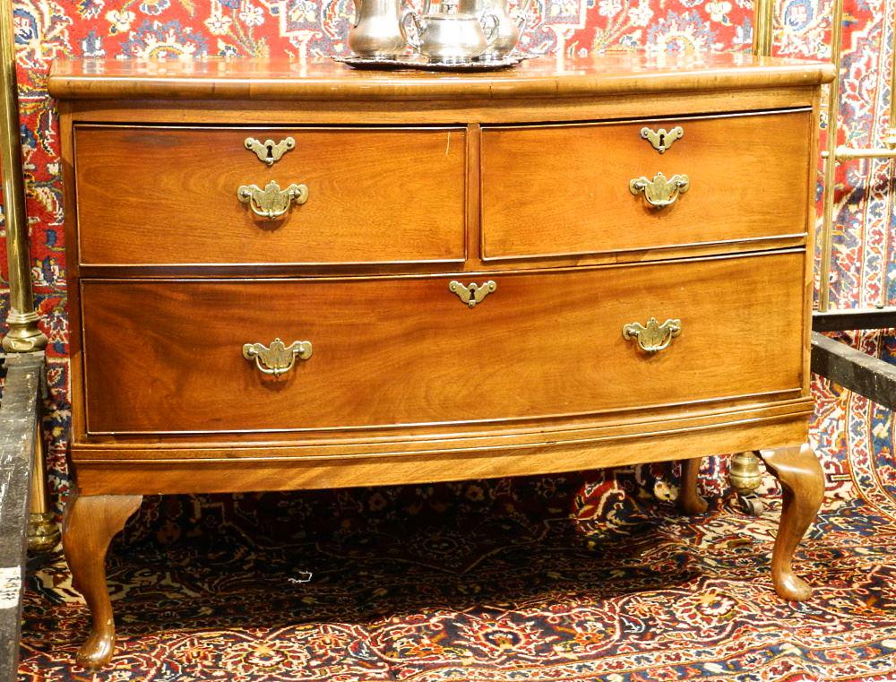 Bowfront Mahogany 3 Drawer Chest on Cabriole Legs. (1 of 3)