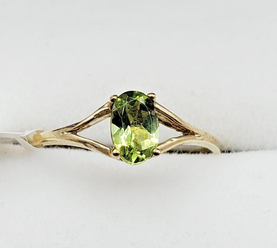 10K Yellow Gold & Peridot Ring, Size 6 1/4. (1 of 3)