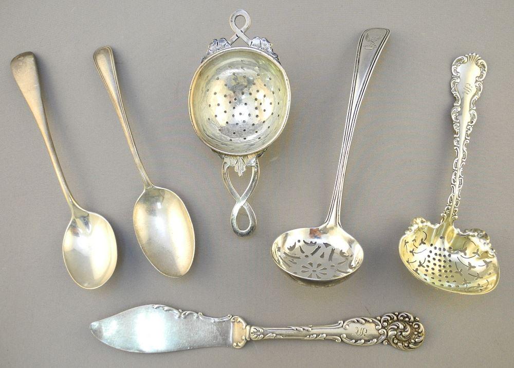 6 Sterling Silver Cutlery Items: Spoons/ Strainers/ Spreader, 169 Grams. (1 of 2)