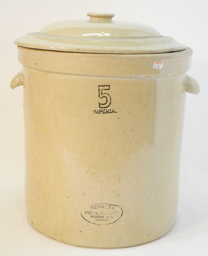 5 Gallon Medalta Crock with Lid, 16" High.: 5 Gallon Medalta Crock with Lid, 16" High.