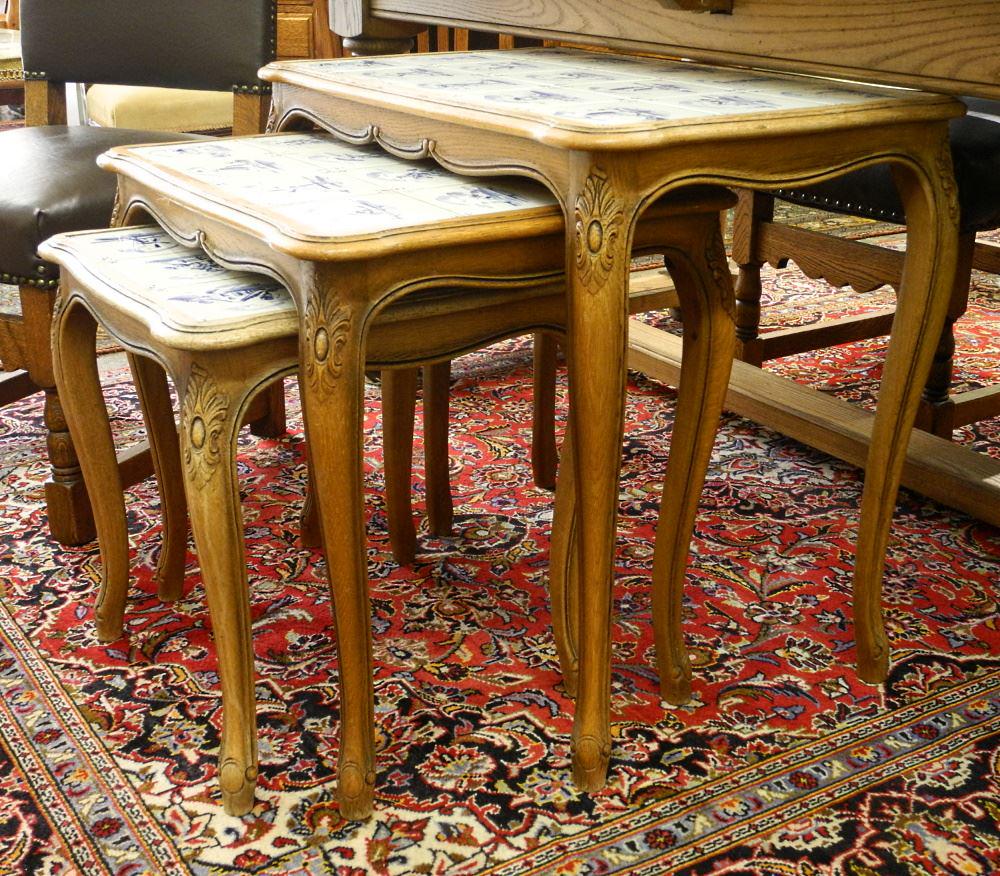 3 Delfts Oak Inlaid Nesting Tables.: 3 Delfts Oak Inlaid Nesting Tables.