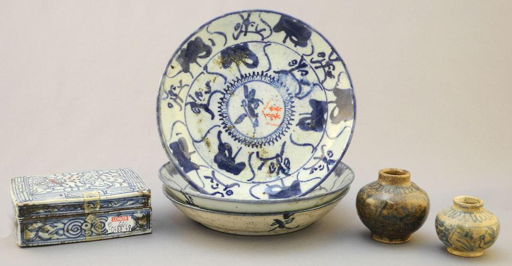 6 Pieces of Old Blue & White Porcelain: Paste Box, 2 Jarlets, 3 Dishes, as Found. (1 of 4)