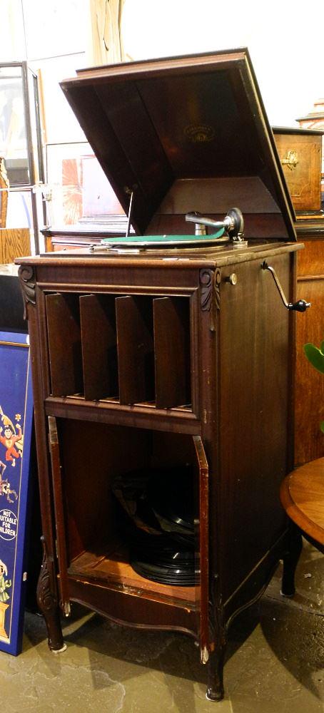 Columbia Grafanola Gramophone & Disc. (1 of 2)