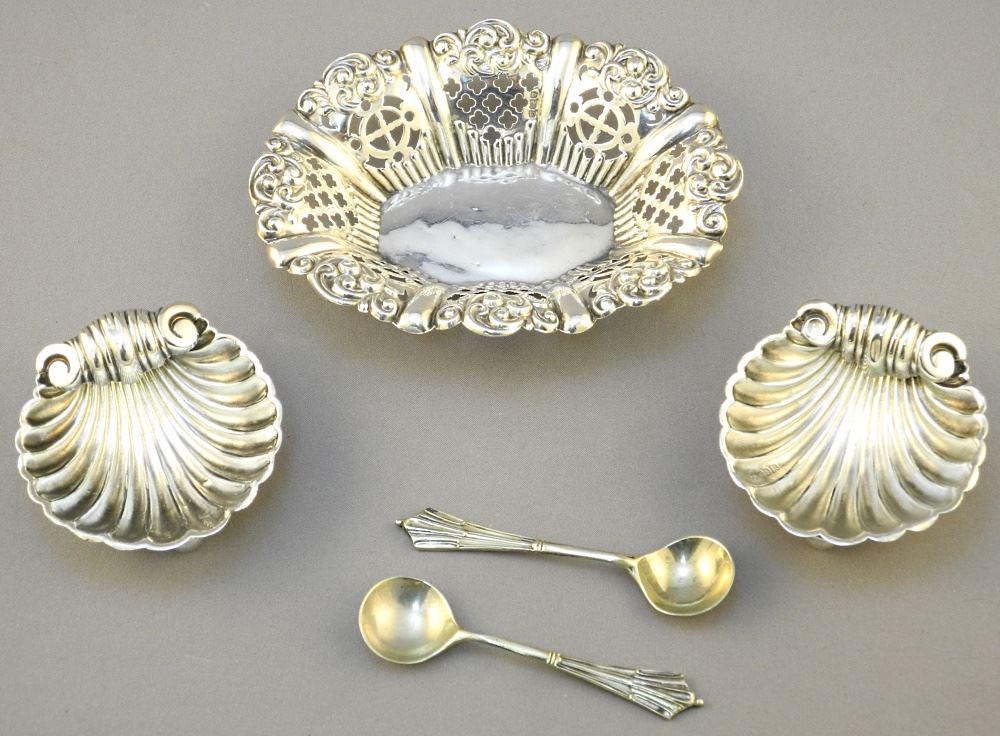 Pair of Hallmarked Salts with Spoons & an Openwork Tray, TW:650 Grams.: Pair of Hallmarked Salts with Spoons & an Openwork Tray, TW:650 Grams.