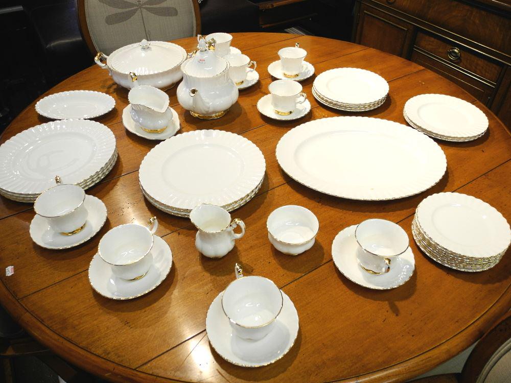 Royal Albert "Val D'or" Dinner Set. (1 of 1)