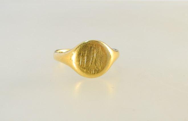 Hallmarked 18K Gold Signet Ring, 6.5 Grams, Size 7 1/2 (1 of 2)