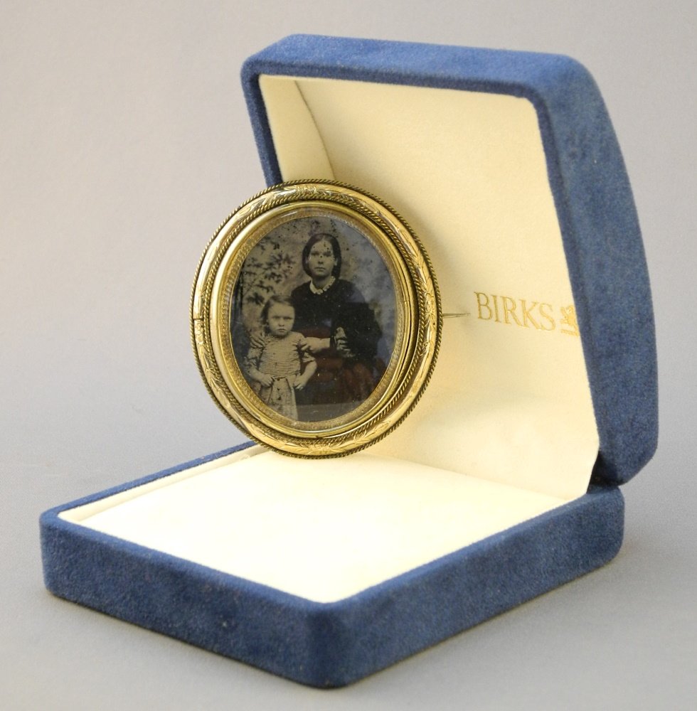 Unmarked Gold Daguerreotype Brooch/ Pendant, 2 3/8" x 2 1/4" x 1/4", with Box.: Unmarked Gold Daguerreotype Brooch/ Pendant, 2 3/8" x 2 1/4" x 1/4", with Box.