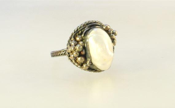 Baroque Pearl Ring Set in Silver- Coloured Metal with Box.: Baroque Pearl Ring Set in Silver- Coloured Metal with Box.
