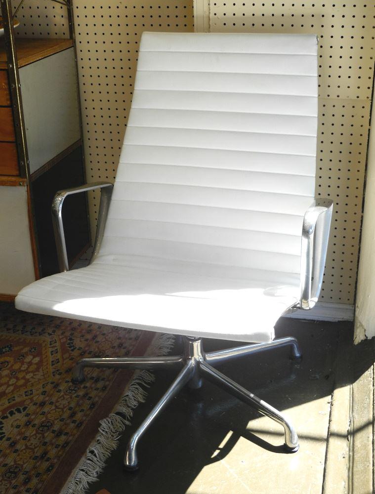 2 Herman Miller Eames Aluminum Group Swivel Armchairs. (1 of 4)