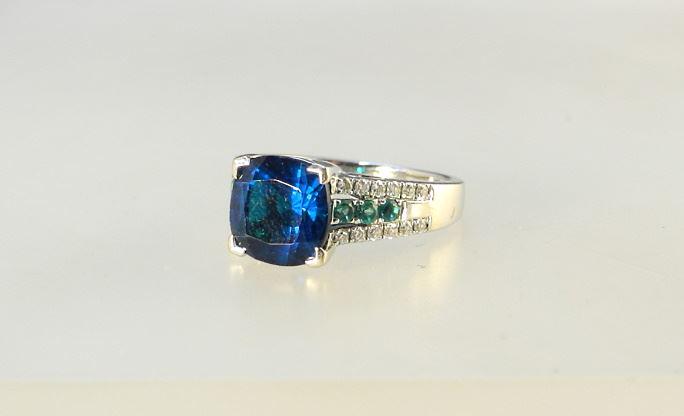 14K (Marked) White Gold & Synthetic Emerald Ring, Size 7, TW:4.71 Grams. (1 of 4)