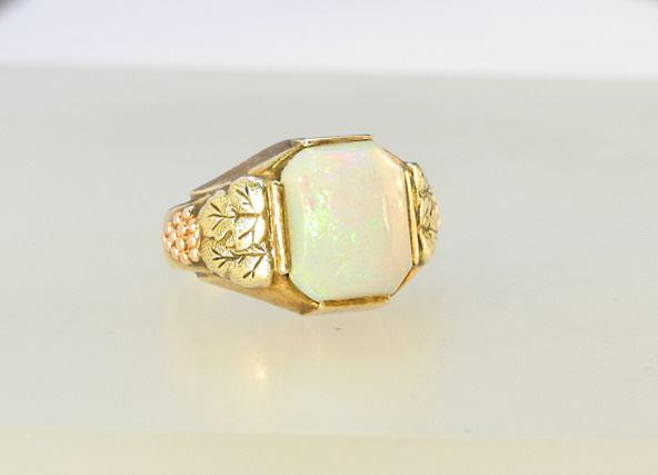 10K Yellow Gold & Opal Ring, Size 7, TW:4.65 Grams. (1 of 4)