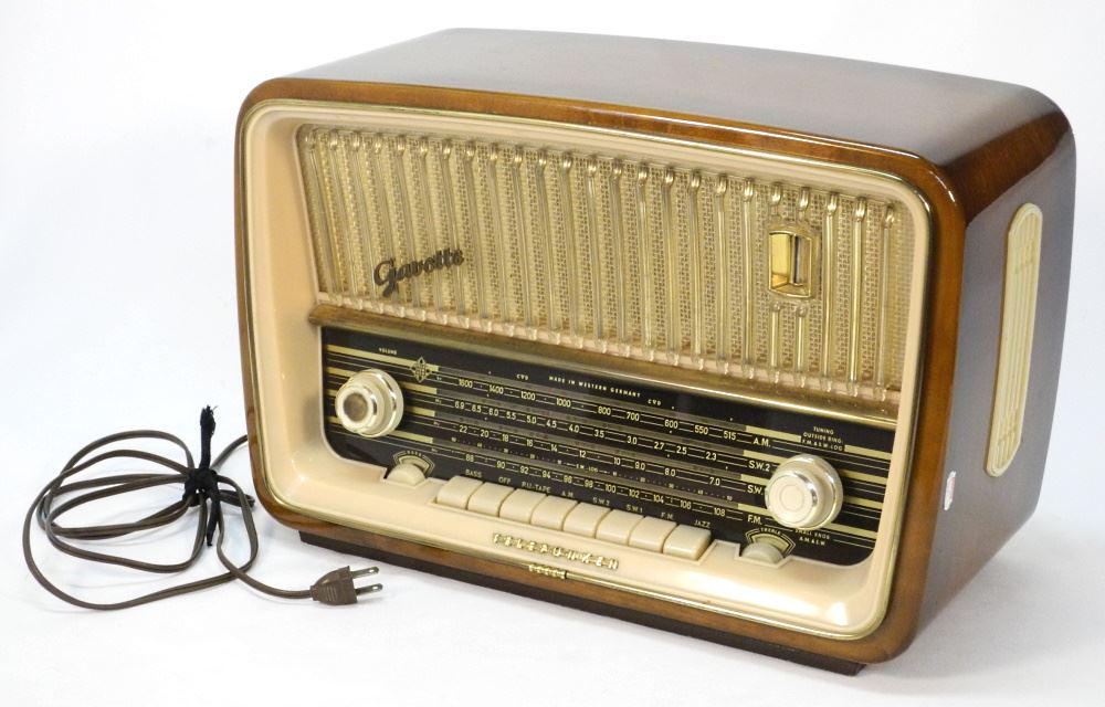 Vintage Telefunken Gavotte Short Wave Radio, 11 7/8" x 18 1/4" x 8", Circa 1958/59. (1 of 3)