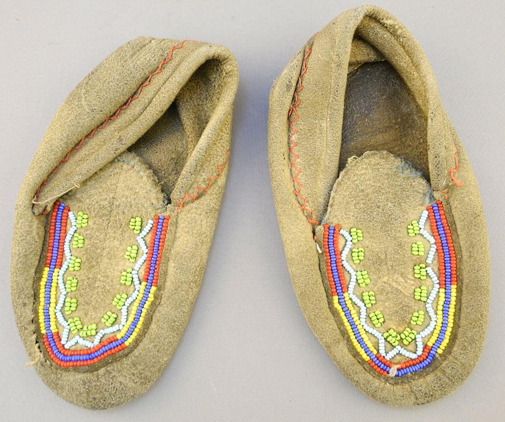 Pair of Children's Beaded Moccasins (Alberta C.1919), 6 5/8" length. (1 of 2)