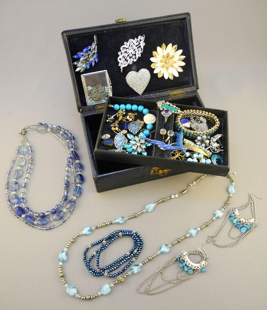 Leather Jewellery Box Containing Antique & Collectable Jewellery. (1 of 2)