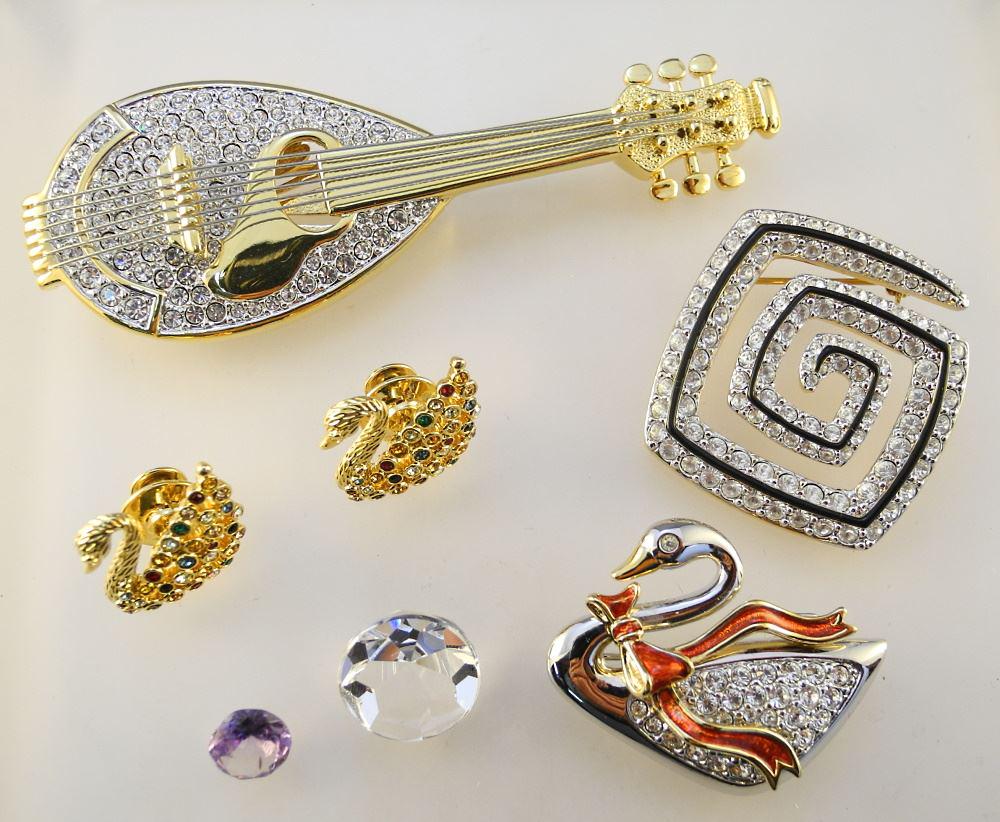 Collection of Swarovski Crystal Jewellery (5 Pieces) & 2 Unsigned Crystals. (1 of 2)