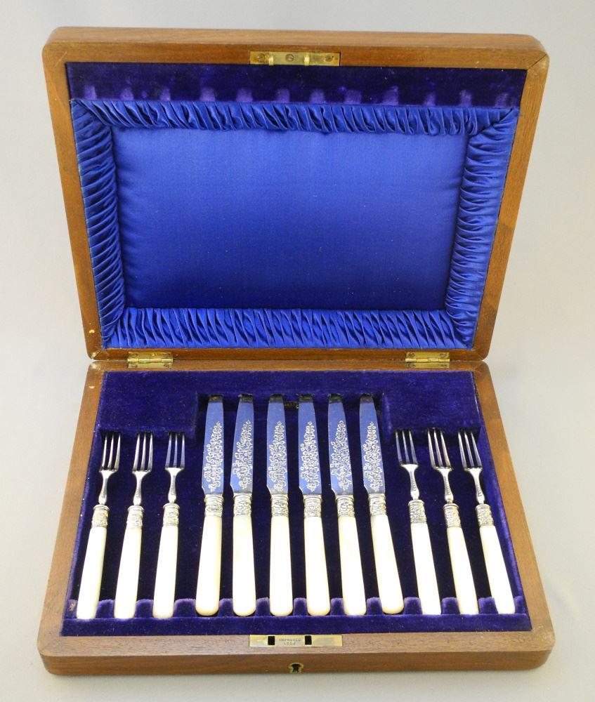 Cased Set of 6 Hallmarked Silver Fruit Knives & Forks. (1 of 11)