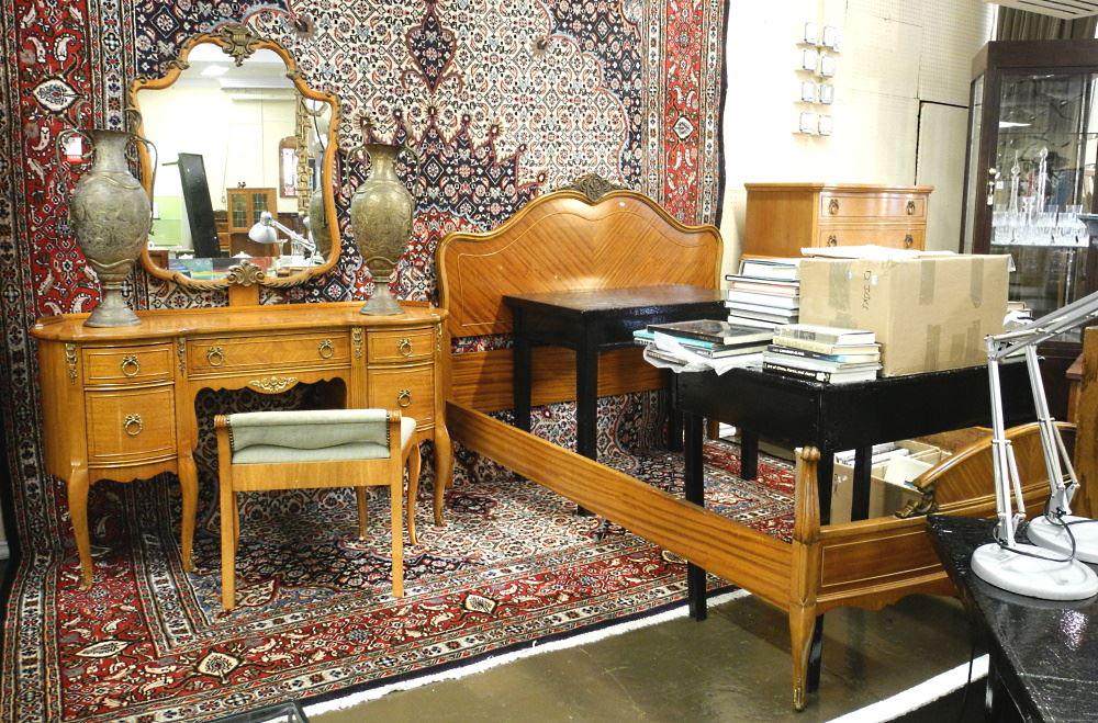 Vintage 4 Piece Toasted Mahogany Bedroom Suite. (1 of 6)