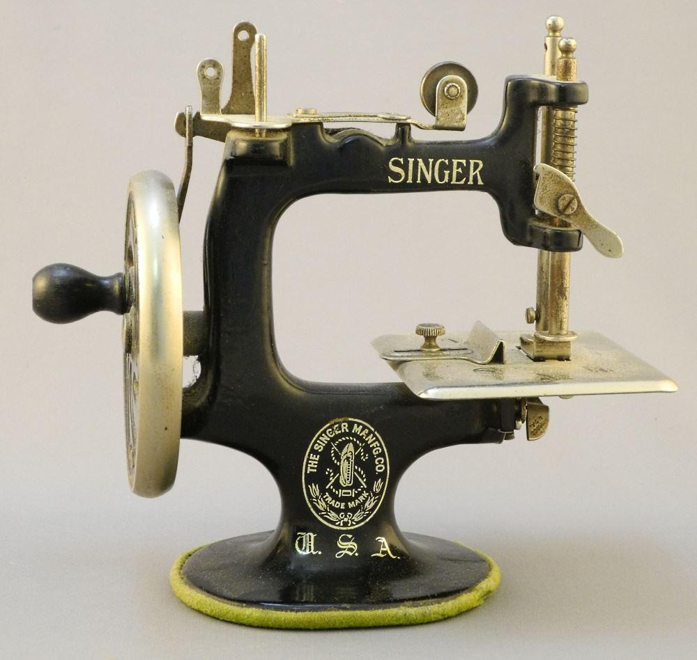 Minature Singer Sewing Machine, 6 3/8" x 7 x 3 3/4". (1 of 3)
