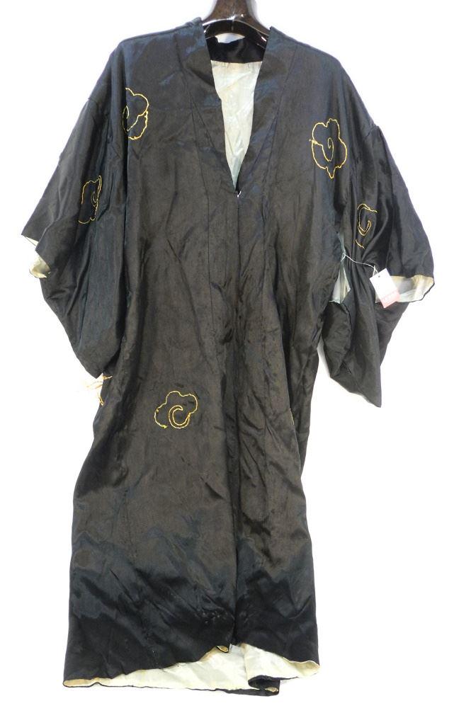 Asian Embroidery "Dragon" Robe, Size Medium.: Asian Embroidery "Dragon" Robe, Size Medium.