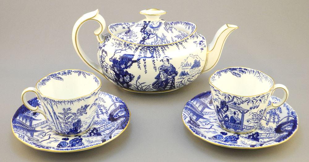 Royal Crown Derby "Mikado" Teapot & 2 Cups & Saucers. (1 of 6)