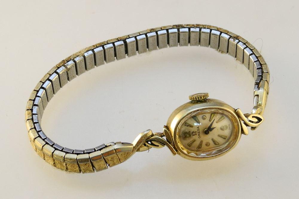 Ladies Vintage Omega Wristwatch, Cased Marked, Back Monogrammed, TW:17.1 Grams.: Ladies Vintage Omega Wristwatch, Cased Marked, Back Monogrammed, TW:17.1 Grams.