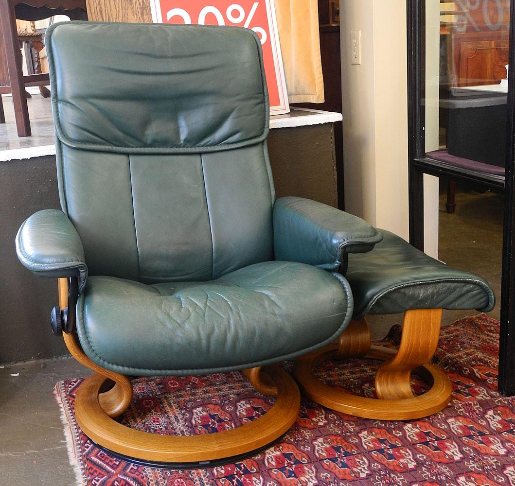 Ekornes Green Leather Stressless Lounge Chair, minor wear.: Ekornes Green Leather Stressless Lounge Chair, minor wear.