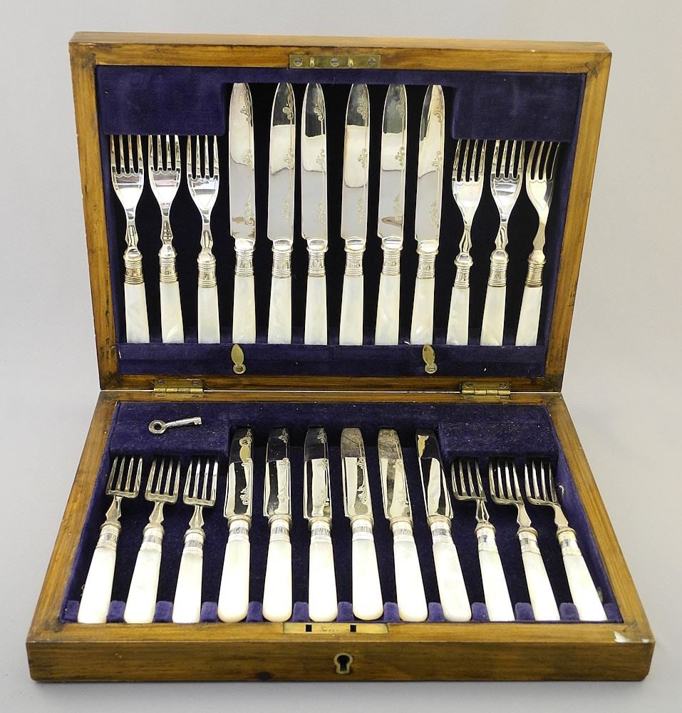 Cased set of 12 Silver Plated Fruit Knives and Forks. (1 of 6)