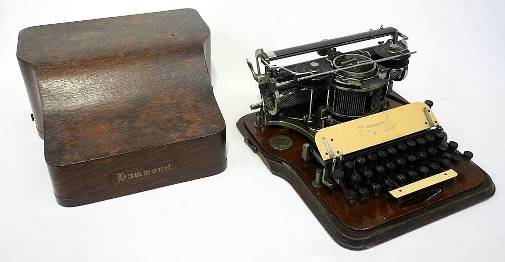 Hammond Oak Cased Typewriter.: Hammond Oak Cased Typewriter.
