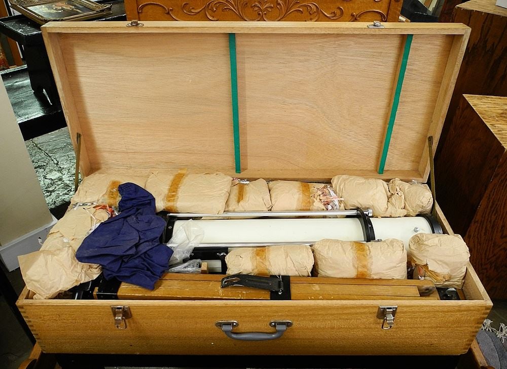 Astronomical Telescope in fitted case with tripod. (1 of 1)