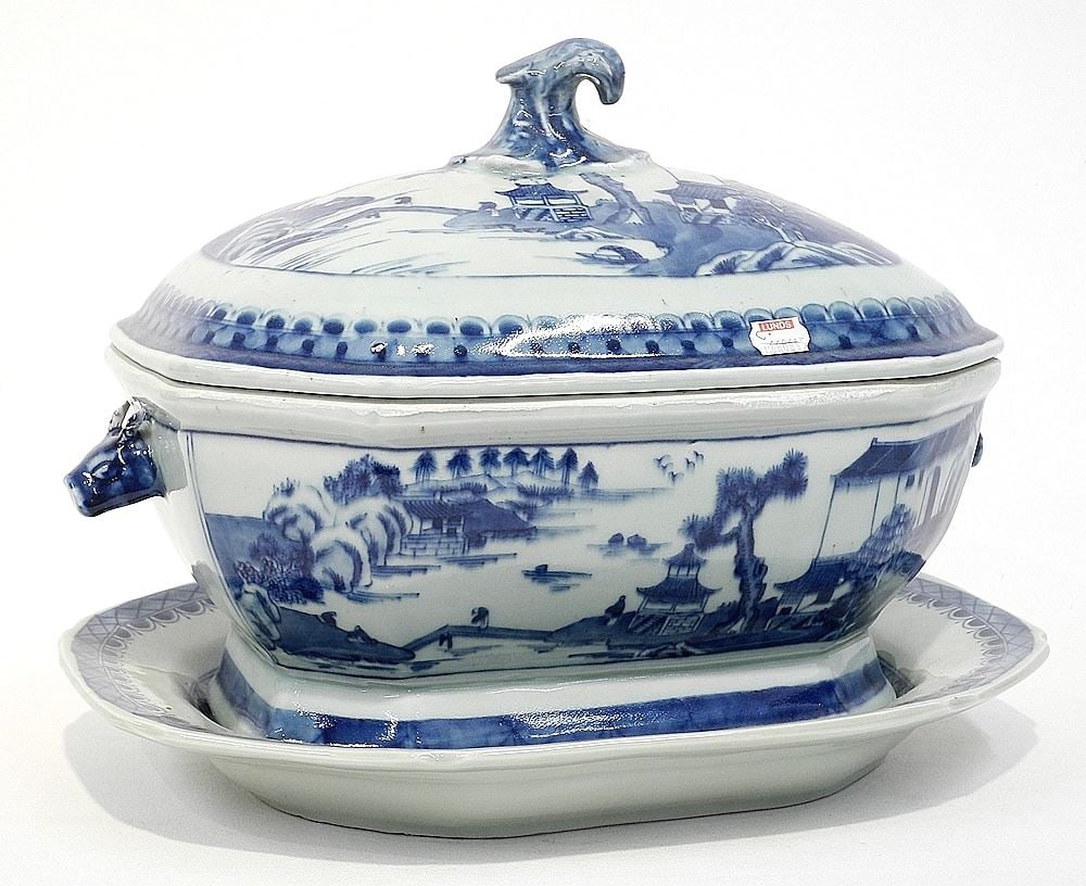 Blue and White Chinese Porcelain Container with Plate, 11".: Blue and White Chinese Porcelain Container with Plate, 11".